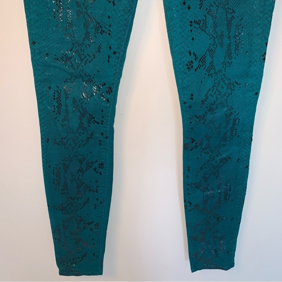 7 For All Mankind Women's Jeggings Green Skinny Pants Snake Skin Glossy 25 - Picture 4 of 7